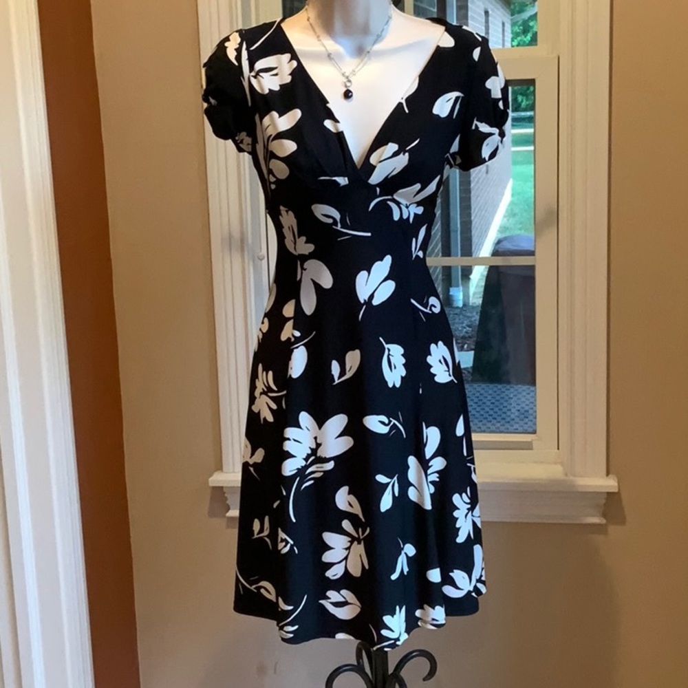 EUC Black & White Floral Dress w/cap sleeves
